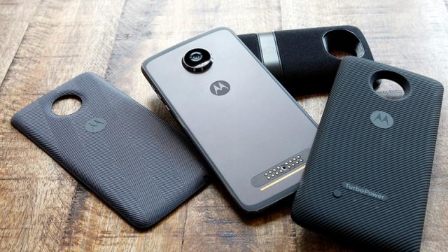 <b>Motorola Moto Z2 Play este disponibil în România! QuickMobile vinde în premieră telefonul modular!</b>Din nou cei de la QuickMobile se dovedesc foarte rapizi când vine vorba despre aducerea celor mai noi smartphone-uri la vânzare, astăzi fiind listat în ofertă terminalul modular Motorola Moto Z2 Play. Produsul de aici a fost anunțat oficial