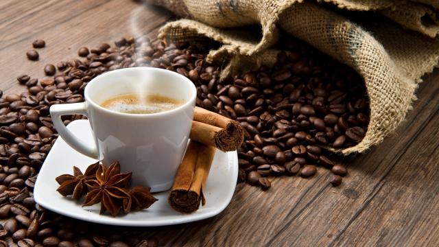 <b>Turul Magazinelor #252: Turul cafetierelor, espressoarelor, preselor pentru cafea</b>Astăzi avem ceva special pentru iubitorii de cafea de pretutindeni și anume un Tur al cafetierelor, espressoarelor și a preselor pentru cafea. Vă veți putea bucura astfel de cel mai bun gust al cafelei direct din bucătăria voastră și în plus prețurile