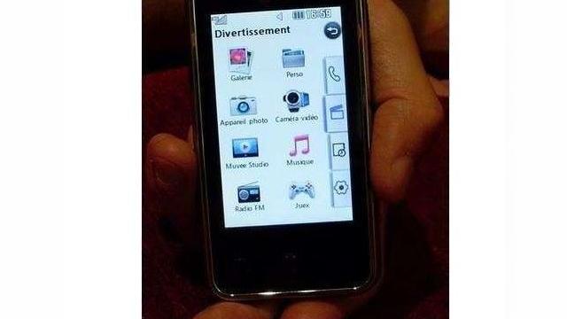 <b>O prima privire asupra lui LG Renoir, telefon Dolby si DivX cu camera de 8 megapixeli</b>LG Renoir este un telefon cu camera de 8 megapixeli, despre care va informam in urma cu o saptamana. Ei bine iata ca acest handset a fost analizat de catre o tanara domnisoara cu un accent englezesc pe care il veti adora. Iat-o in clipul urmator: Pe langa...