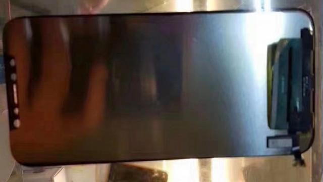 <b>Panoul frontal asamblat al lui iPhone 8 apare în noi imagini fără indicii legat de Touch ID integrat în ecran</b>Tot la final de săptămână ne sunt prezentate și fotografii ale panoului frontal destinat lui iPhone 8, panou care de această dată se afișează în varianta completă, adică asamblat. Componenta scoate al iveală faptul că senzorul de amprente Touch ID