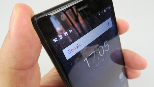 <b>Nokia 3: Display bine iluminat, poate supradotat</b>De la un telefon entry level te aştepţi la câteva dotări previzibile, precum un ecran compact şi o rezoluţie maxim HD, plus o luminozitate acceptabilă. Nokia 3 trece totuşi la un nivel superior şi hai să vedem despre ce e vorba.