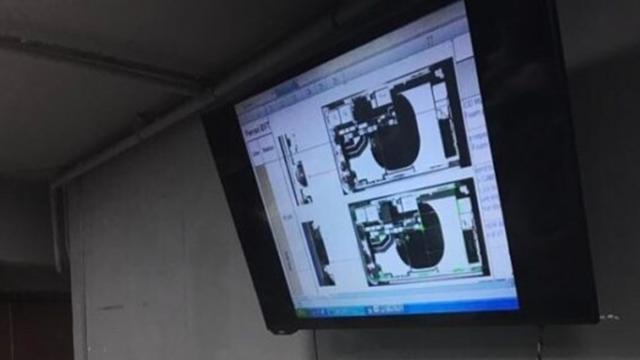 <b>Foxconn a început testarea de prototipuri iPhone 8; vedem astăzi telefonul scanat cu raze x într-un laborator</b>O veste destul de importantă vine acum la început de săptămână, zi în care aflăm faptul că Foxconn a început testarea de terminale iPhone 8 în laboratoarele sale. O dovedesc o serie de fotografii realizate telefonului cu raze X în care putem vedea