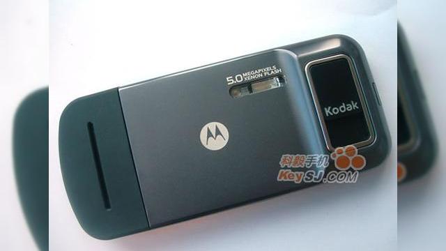 <b>Motorola lanseaza telefonul cu camera Kodak in Romania - MOTOZINE ZN5</b>Motorola a adus in Romania handsetul MOTOZINE ZN5, dotat cu o camera de 5 megapixeli creata de catre cei de la Kodak. Terminalul foloseste tehnologia ModeShift si procesare Kodak a imaginilor plus softul Kodak Easyshare, care permite accesul la o galerie...