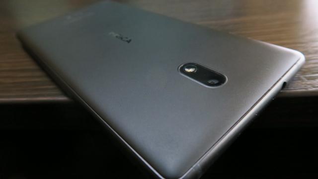 <b>Nokia 3: Baterie pe măsura aşteptărilor şi reputaţiei brandului</b>Ce a însemnat Nokia în ultimele decenii? 2 aspecte care nu au fost ştirbite nici de moartea lui Symbian, nici de preluarea de către Microsoft: baterie şi convorbiri excelente. Nokia 3 calca pe nişte urme mari de tot şi noi i-am pus la treabă bateria de..
