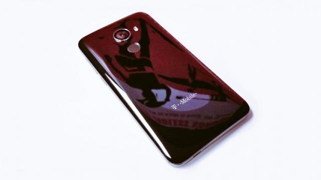 <b>T-Mobile anunţă telefonul Revvl, un smartphone arătos cu Android Nougat la bord şi preţ foarte scăzut</b>Din partea operatorului T-Mobile sosește astăzi și smartphone-ul Revvl, telefon care dovedește că poate fi arătos și la un nivel scăzut de preț. E drept că materialele nu sunt din cele premium, dar măcar avem parte de un look atrăgător ce se poate