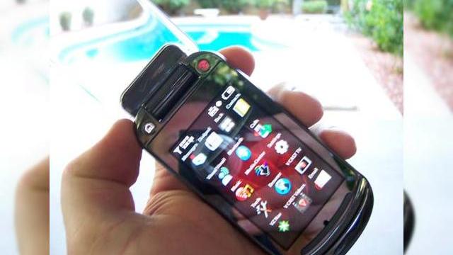 <b>Motorola Krave ZN4, telefonul cu touchscreen care va salva compania americana?</b>Desi Moto Krave ZN4 ar trebui sa soseasca pe piata via Verizon de abia peste cateva zile, un norocos utilizator a reusit sa puna mana pe un model mai devreme, facandu-i o serie de poze, astfel incat si publicul sa ii cunoasca potentialul. Utilizatorul...