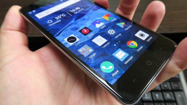 <b>TP-Link Neffos X1: OS, UI, aplicaţii stock... ish, dar vechiuțe</b>În ziua de azi telefoanele care încă mai rulează Android 6.0 Marshmallow au o scuză excelentă: "păi cum, că până şi telefoanele Samsung Galaxy A cele mai noi tot Marshmallow au?". Nu ai ce să răspunzi la aşa ceva...