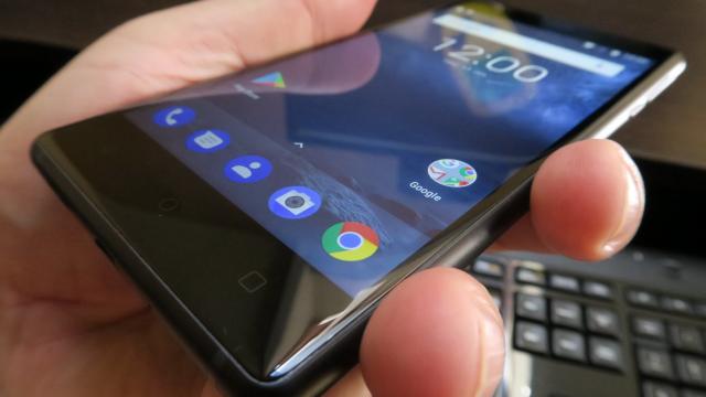<b>Nokia 3: OS, UI, aplicaţii stock, curate, albastre</b>Nokia 3, 5 şi 6 au debutat cu promisiunea solemnă că Nokia nu îşi va neglija niciodată clienţii şi va lucra îndeaproape cu Google pentru a oferi actualizările Android cât mai rapid. Deocamdată primim cel mai nou Android disponibil şi anume Nougat pe Nokia