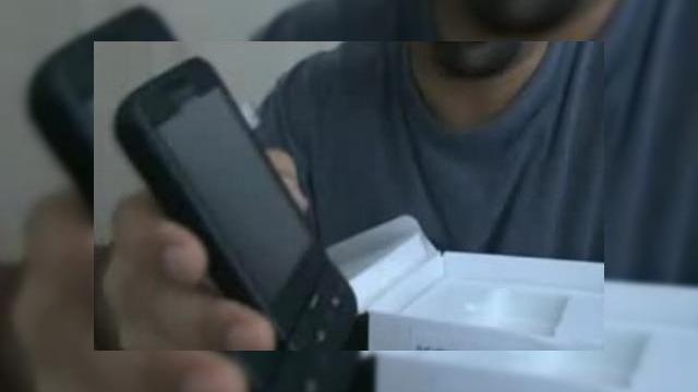 <b>T-Mobile G1, smartphone-ul HTC Android despachetat de catre un norocos (video)</b>Ultimele zvonuri de pe Android Forums anuntau ca unii norocosi vor primi maine prin UPS telefonul T-Mobile G1, primul smartphone dotat cu OS-ul Android. HTC Club ne informeaza insa ca exista deja un clip video, in care un utilizator foarte fericit isi...