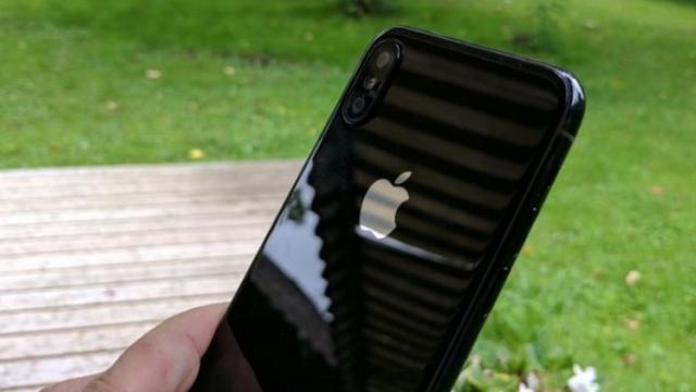 <b>iPhone 8 comparat cu iPhone 7 în fotografii hands on; Prototipul de iPhone aniversar e probat cu o husă specială </b>Vedem astăzi și o comparație a unui prototip de iPhone 8 cu iPhone 7, fiindu-ne prezentate fotografii hands-on. La un moment dat acest prototip de iPhone aniversar apare și într-o husă specială de tip carte, semn că și accesoriile sunt în linie c