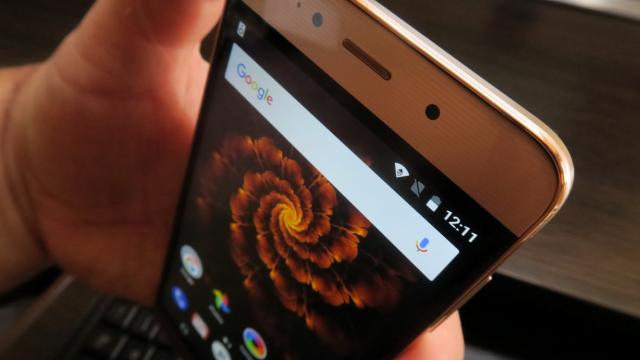 <b>Allview X4 Soul Lite: Conectivitate dual SIM, LTE, dar doar microUSB</b>Allview X4 Soul Lite nu se abate prea mult de la opţiunile clasice de conectivitate oferite de Allview până acum, aşa că nu ne surprinde să vedem două slot-uri SIM la bord, prezenta LTE şi Bluetooth 4.0.