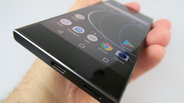 <b>Sony Xperia XA1: Multimedia bună, chiar şi de la difuzorul singular</b>Sony şi Nokia s-au duelat ani la rândul în zona telefoanelor cu acustica bună, uneori plusând prin volum, alteori prin calitate, uneori cu super căşti şi alte dăţi prin software. Sony a rămas în istorie prin playerul Walkman, din care încă îşi mai trag se