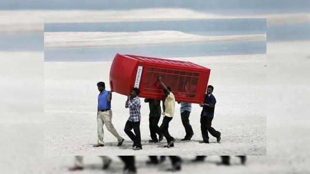 <b>Noul concept de telefonie mobila...</b>Portabilitatea telefoniei ar putea fi definita de catre o imagine cum este cea de mai jos, folosindu-se o cabina britanica de telefonie, disponibila acum pe eBay la pretul de 2900 de euro. &nbsp; eBay este locul in care puteti achizitiona un BlackBerry...