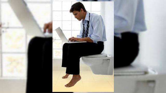 <b>Lucrezi pe telefonul mobil de pe "tron"? Esti american, arata un studiu Nokia</b>Peste jumatate din americanii cu joburi, 53% au fost intrerupti de un telefon de la munca sau email in timp ce se aflau in baie, arata un studiu efectuat de catre Nokia. Acelasi sondaj a dovedit si faptul ca problemele de munca invadeaza si alte parti ale...