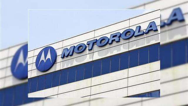 <b>Motorola concediaza angajati, adopta platforma Google</b>Directorul executviv de la Motorola Inc, Sanjay Jha a anuntat ca producatorul american planuieste sa faca o importanta reducere de personal si sa simplifice productia terminalelor, conform celor de la Wall Street Journal, preluati de Reuters. Oficialul...