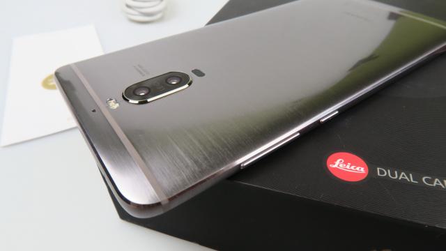 <b>Huawei Mate 9 Pro Unboxing: Huawei pariază pe forme curbate (Video)</b>Ne plac formele curbate la Scarlett Johansson şi la capota maşinii, dar uneori şi la telefoanele mobile. Huawei Mate 9 Pro a mizat pe această predilecţie masculină, oferind o alternativă mai compactă şi mai sexy la Mate 9, pe care l-am testat deja la..