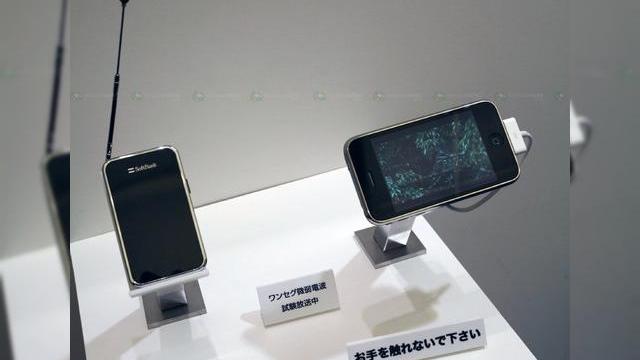 <b>Doteaza-ti iPhone-ul 3G cu un tuner TV si o doua baterie</b>Numerosi utilizatori japonezi s-au plans in legatura cu lipsa tunerului TV de pe iPhone 3G, doleantele lor fiind abia acum ascultate. Astfel, Softbank a anuntat un nou accesoriu pentru iPhone, un tuner TV extern 1Seg cu baterie aditionala. Gadgetul se...