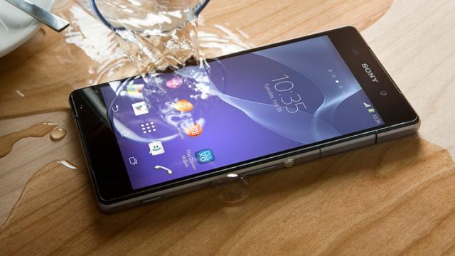 <b>Sony ar putea plăti 50% din contravaloarea telefoanelor Xperia afectate de "rezistenţă relativă la apă", după un proces dur</b>În trecut rezistența la apă a smartphone-urilor era o chestie relativă, acest lucru fiind cauza principală ce a condus la numeroase procese, chiar Sony fiind găsită vinovată. Acum aflăm că japonezii ar putea plăti 50% din contravaloarea telefoanelor 