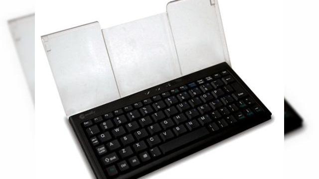 <b>Tastatura Bluetooth pentru iPhone si iPod Touch</b>Dupa ce am vazut zilele trecute un iPhone hackuit caruia i se atasase o tastatura, iata ca descoperim produsul MacAlly BTKeyMini, o mini tastatura Bluetooth pentru iPhone si iPod Touch. Tastatura dispune de un suport pentru terminalul dumneavoastra si...