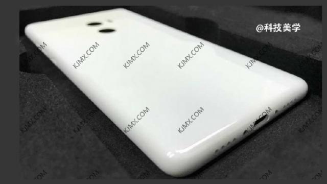 <b>Presupusul panou spate destinat lui Xiaomi Mi Mix 2 apare într-o fotografie</b>Anul acesta ne va mai aduce câteva smartphone-uri interesante, printre acestea numărându-se și modelul Xiaomi Mi Mix 2 care cel puțin din randările concept arată spectaculos. Astăzi avem ocazia să privim asupra unei presupuse fotografii care ne 