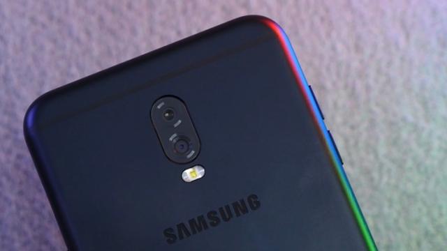 <b>Samsung Galaxy J7+ se afișează în fotografii hands-on; primul telefon mid-range de la Samsung ce aduce cameră duală!</b>Continuă și scăpările asociate lui Samsung Galaxy J7+, telefon care astăzi ni se prezintă într-o serie de fotografii hands-on în care vedem și camera sa duală. Acest smartphone face parte din categoria mid-range de dotări și referitor la capabilitățile