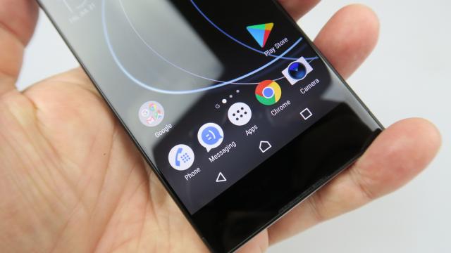 <b>Sony Xperia XA1: OS, UI, aplicaţii - Nougat cu Xperia UI şi gloss, mult gloss</b>Tot ce am văzut pe Sony Xperia XA1 Ultra se aplică şi aici, staţi liniştiţi. Telefonul rulează Android 7.0 Nougat cu Xperia UI aplicat peste şi asta înseamnă o interfaţă glossy, cu meniuri laterale şi multă transparenta.