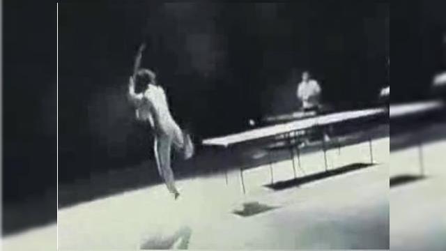 <b>Nokia N96, editia Bruce Lee intr-o reclama cu ping pong si arte martiale (Video)</b>In cazul in care nu stiati, telefonul Nokia N96 este disponibil acum intr-o versiune speciala, care reinvie mitul Bruce Lee. Astfel, veti observa prezenta unei imagini reprezentand celebrul expert in arte martiale pe acest telefon, care soseste impreuna...