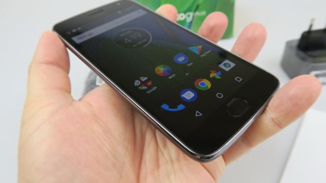 <b>Motorola Moto G5 Plus Unboxing: probabil cel mai ieftin telefon cu filmare 4K, scos din cutie la Mobilissimo.ro (Video)</b>Cum zona flagship-urilor e cam acontata pe 2017, rămâne o bătălie acerbă de dus în porţiunea midrange, unde Motorola a operat activ, aş zice chiar hiperactiv în 2017. Au avut modele Moto G, Moto C şi Moto E, unele coborând chiar în entry level.