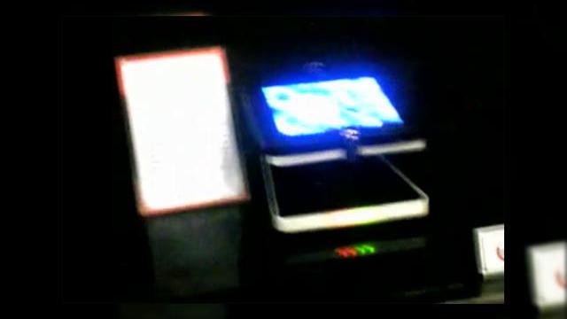 <b>Un telefon Samsung cu ecran flexibil prezentat oficial (Video)</b>Samsung nu este genul de companie care sa ne invadeze cu numeroase telefoane concept, compania preferand sa lanseze telefoane reale cu zecile sau sa le anunte pe cele viitoare. Iata totusi un concept produs de Samsung, un telefon dotat cu display OLED...