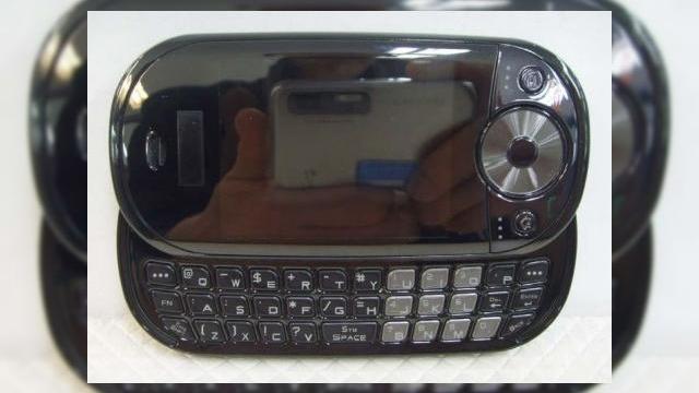 <b>Pantech Duo 2 trece de FCC</b>Terminalul mobil Pantech Duo 2 tocmai a trecut de FCC, autoritatea americana care aproba toate noile handseturi inainte ca acestea sa intre pe piata. Avem de-a face cu un dual slider dotat cu tastatura numerica si QWERTY. Pantech Duo 2 ruleaza Windows...