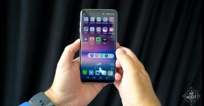 <b>IFA 2017: LG V30 primeşte un hands on rapid de la Mr. Mobile, aparent este tot ce nu a fost LG G6 (Video)</b>Din partea youtuber-ului Mr. Mobile (Michael Fischer) vedem astăzi un hands-on pentru smartphone-ul LG V30, telefon pe care sud-coreenii îl vor scoate în față în următoarea perioadă drept model flagship. Este o evoluție interesantă a lui G6 și avem