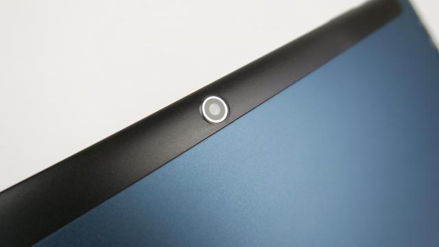 <b>Cube iWork 10 Ultimate: Camere neglijabile</b>Din partea mea tabletele cu diagonală de 10 inch şi peste ar putea să nici nu includă camere şi nu ar fi vreo mare dramă. În special când văd un device cu diagonală de 12 sau 13 inch mă gândesc că nu vrea nimeni să facă fotografii neclare cu o asemenea..