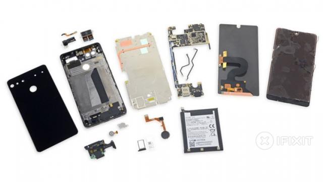 <b>Essential Phone e mai greu de desfăcut decât un ou Kinder din plumb; iFixit au încercat şi nu le-a fost uşor</b>Era inevitabil ca smartphone-ul celor de la Essential să ajungă și pe mâna echipei de profesioniști iFixit. Aceștia au dat de greu cu primul telefon mobil al lui Andy Rubin, produs ce a primit gradul pentru cel mai greu de reparat smartphone de pe