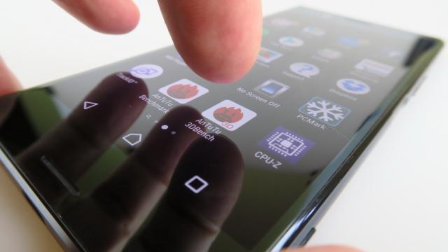 <b>Sony Xperia XZ Premium: Benchmark-uri de campion, în ceafa lui Galaxy S8</b>Duse sunt zilele când un Sony Xperia, fie el şi flagship însemna supraîncălzire şi chiar şi lag. Sony nu îşi mai permite aşa ceva în ziua de azi şi Xperia XZ Premium e cea mai bună dovadă. Jonglează cu o grămadă de pixeli, un procesor care ar fi bun şi..