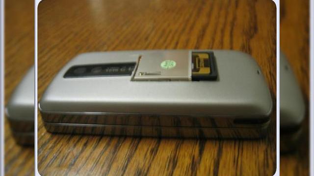 <b>Cum sa ai o memorie de 32GB pe HTC-ul tau</b>Puteti fie sa asteptati pana in 2010, cand cardurile microSD de 32GB isi vor face aparitia pe piata, fie sa procedati ca hackerul 510Jungleboy, care si-a modificat terminalul HTC Touch Pro. Este vorba despre customizarea carcasei acestui handset, prin...