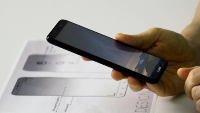 <b>Allview X4 Soul Infinity este confirmat drept un telefon conceput şi dezvoltat în România; Vine cu o platformă AI locală</b>Dacă mai era nevoie de o confirmare a faptului că Allview X4 Soul Infinity este într-adevăr primul smartphone creat de la zero de către compania brașoveană, iată că aceasta sosește astăzi. Lucian Peticilă, fondatorul Allview ne dezvăluie faptul că 