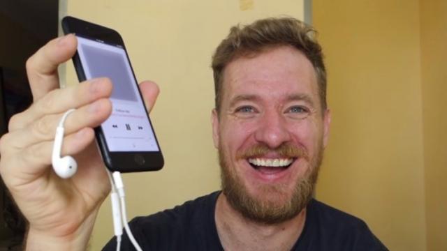 <b>iPhone 7 primeşte jack audio după o găurire cu burghiul şi nişte hacking DIY, plus cumpărat componente din China (Video)</b>Nu știu dacă îl mai țineți minte pe temerarul Allen, dar el este persoana care în urmă cu ceva luni a reușit să își construiască un iPhone 6s numai din piese achiziționate din piețele din China. Acum el revine cu un proiect inedit, cel de a aduce înapoi