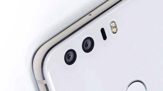 <b>Huawei lucrează la un telefon cu cameră duală în faţă şi cameră duală în spate, cu numele de cod "Rhone"</b>Descoperim astăzi faptul că cei de la Huawei ar lucra la un smartphone echipat cu 4 camere foto, acestea fiind plasate 2 câte 2 în partea din față, respectiv spate. Produsul este cunoscut momentan sub numele de cod "Rhone" și nu avem prea multe