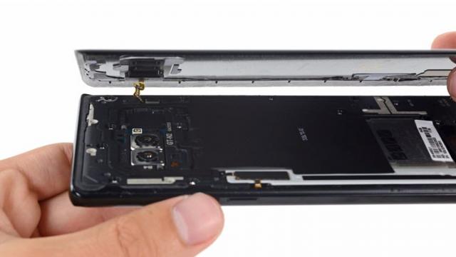 <b>Nota 4 pentru Galaxy Note 8, după o disecţie iFixit; Multe componente sunt modulare, dar e prea mult adeziv utilizat</b>După ce Samsung Galaxy Note 8 a trecut prin testele de tortură ale lui JerryRig, este momentul ca acum să vedem dispozitivul pe masa de teardown iFixit. Așa cum bine știți, această echipă de profesioniști dezasamblează terminalele și oferă astfel