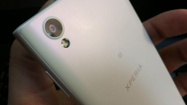 <b>Sony Xperia L1: Design sidefat, perlat, ce... scârţâie</b>Sony Xperia L1 se menţine în zona entry level prin design pentru început, bazându-se mult pe policarbonat. Din start observăm felul în care spatele sau prinde lumina şi deşi telefonul este alb, expus la lumina pare să devină violet/mov dacă îl mişcăm prec