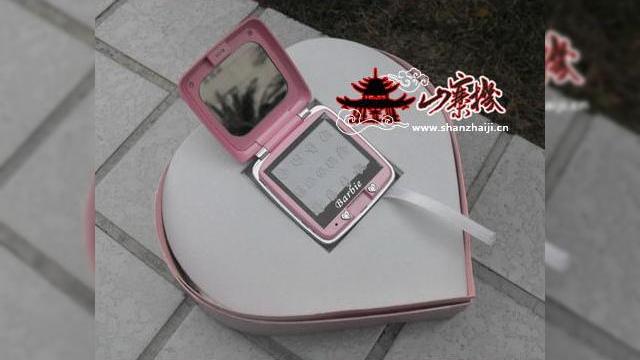 <b>Telefonul chinezesc Barbie nu este doar o clona</b>Ei bine da, telefonul din imagine este o clona a MP3 playerului Mattel Barbie B2, dar una care este chiar mai reusita decat produsul original. Asa-numitul handset Barbie P520 este un telefon cu clapeta ce nu are nimic de-a face cu Mattel, cel putin nimic...