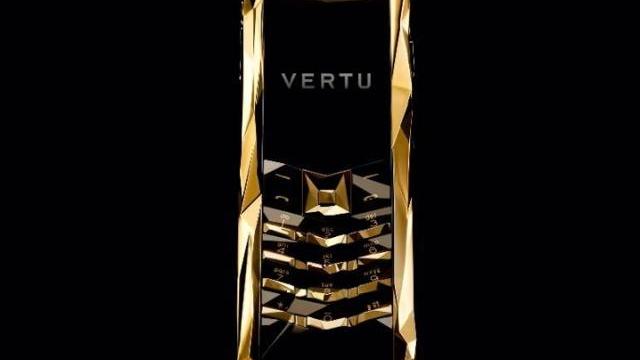 <b>Vertu Boucheron 150, un telefon fabricat din aur masiv</b>Producatorul francez de bijuterii Boucheron sarbatoreste aniversarea sa cu numarul 150 in curand si cu aceasta ocazie compania a colaborat cu Vertu pentru a lansa un handset dedicat acestui eveniment. Este vorba de Vertu Boucheron 150, pe care-l puteti...