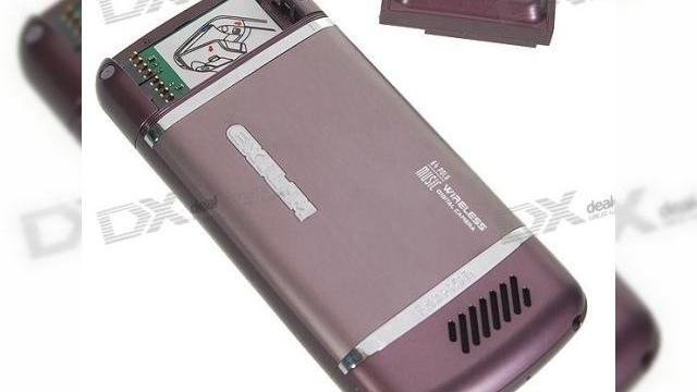 <b>Telefonul chinezesc al lui James Bond, JingPeng E1181 include o camera detasabila</b>Daca handsetul din imaginea de mai jos nu ar fi sosit cu acea camera detasabila, in stil James Bond, probabil ca el ar fi fost doar un alt terminal made in China. Se pare ca ideea de a folosi un handset a carui camera poate functiona si la cativa metri...