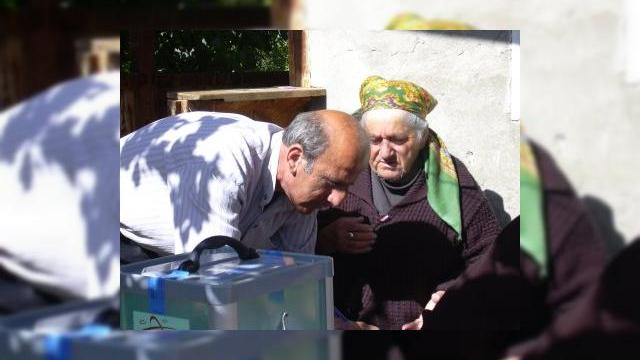 <b>In Estonia se va vota de pe telefonul mobil, pe cand si in Romania?</b>Yahoo ne informeaza ca Parlamentul estonian tocmai a aprobat o lege care permite votul prin intermediul telefonului mobil. Avand in vedere faptul ca in Romania exista de trei ori mai multe telefoane decat electori, o masura similara ar fi binevenita....