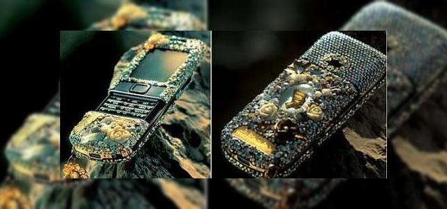 <b>Telefonul Givori Nefertiti, cel mai urat handset din lume</b>Tineti minte felul in care se transformau piratii din lui Davy Jones in filmul "Piratii din Caraibe", din oameni normali in bestii ale marii? Ei bine, se pare ca un oarecare terminal mobil a suferit o transformare similara, rezultatul fiind acest hidos...