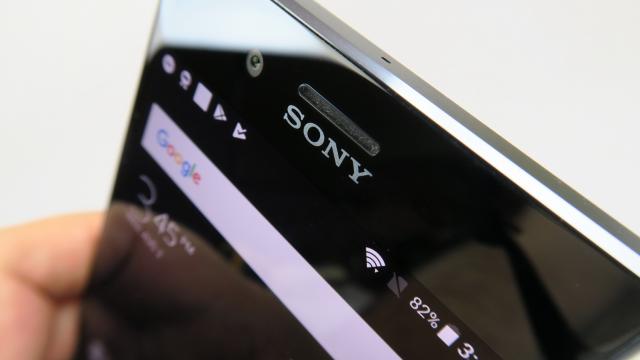<b>Sony Xperia XZ Premium: Conectivitate cu standardele la zi, rezultate uriaşe</b>Poate că la începuturile lui 4G şi la finalul popularităţii lui 3G nu conta chiar aşa mult să dobori recorduri de viteză pe mobil. Ce puteai descărca pe atunci? Câteva jocuri de câţiva mega? Să faci streaming HD pe YouTube?