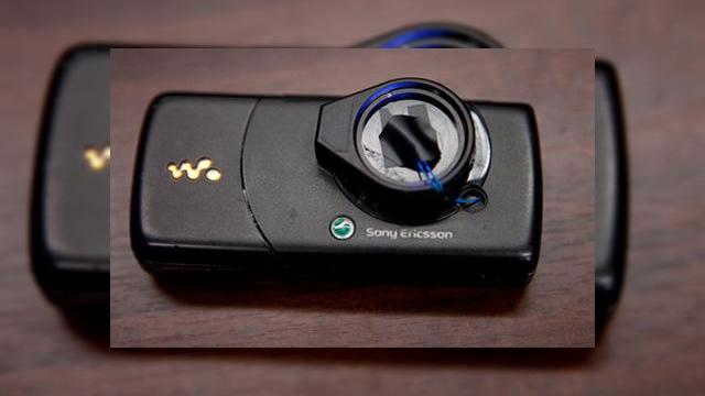 <b>Telefonul mobil hackuit pentru a face analize de sange, detecteaza boli</b>Am vazut pana acum tot soiul de hackuri ale telefoanelor mobile, de obicei implicand suportul pentru o retea sau alta, dar iata ca acum avem de-a face cu un "hack medical", ce transforma handsetul intr-un mic laborator de analize. Cercetatorul UCLA doctor...