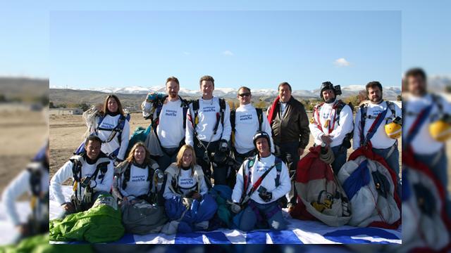 <b>Samsung va stabili recordul mondial la scris SMS-uri-viteza in timpul parasutarii</b>In vreme ce LG se multumeste cu a premia cei mai rapizi manuitori de tastaturi ale telefoanelor mobile de pe pamant, Samsung aplica un astfel de concurs pe amatorii de senzatii tari. Astfel, compania doreste sa stabileasca un record mondial pentru cea mai...