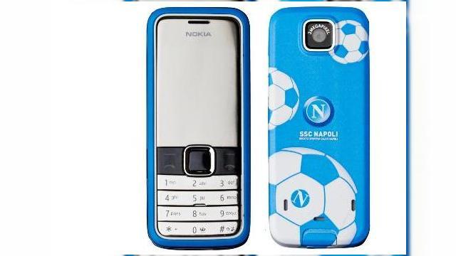 <b>Nokia 7310 Supernova, acum in editia SSC Napoli</b>Nokia si customizarile de telefoane mobile merg mana in mana, astfel ca nu ne surprinde sa aflam ca exista o varianta a lui 7310 Supernova care a suferit modificari de design si soseste pe piata drept un handset nou. Avem de-a face cu o editie speciala a...