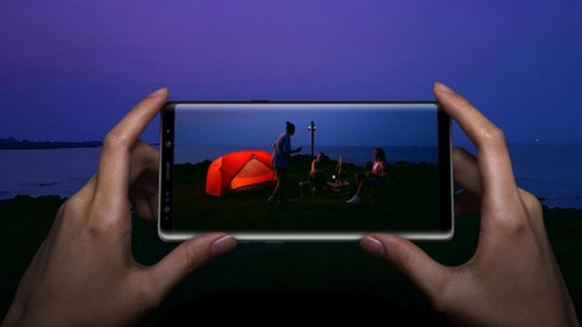 <b>Samsung Galaxy Note 8 poate filma 4K la 60 FPS, dar funcţia nu e activată încă; Soseşte la timp pentru a concura cu iPhone 8</b>Una dintre noutățile înâlnite la trio-ul de terminale iPhone din acest an este capabilitatea de filmare la rezoluție 4K Ultra HD și 60 carde pe secundă. Se pare că și phablet-ul Samsung Galaxy Note 8 este capabil de acest tip de captură, numai că 